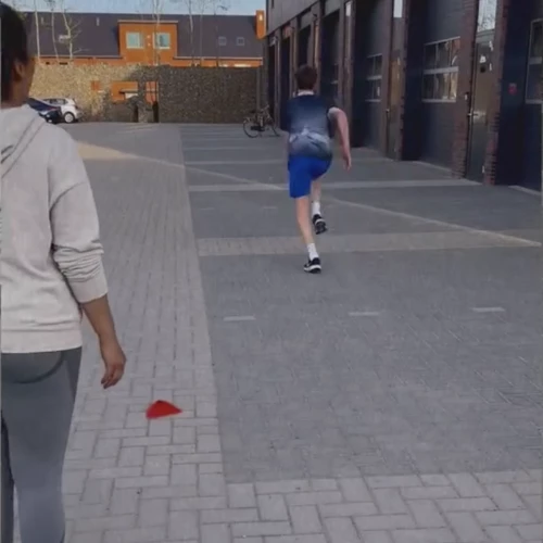 Harnie kijkt mee tijdens een sprinttraining